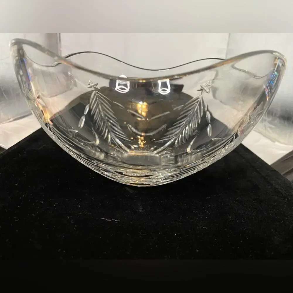 VTG CHRISTMAS TREE STAR LEAD CRYSTAL BOWL FLUTED WAVY EDGES 25 oz